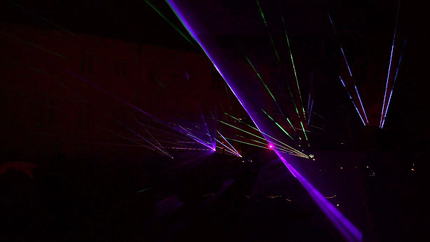 Lasershow mit vielen Lasern und Effekten